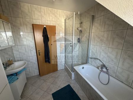 2 Raum DG-Wohnung – Bad mit Fenster, Wanne und Dusche - Foto 5