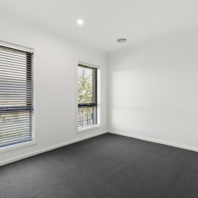 Spacious Family Home! - Photo 1