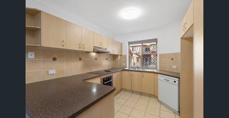 Charming 3-Bedroom Townhouse in Prime Southport Location - Photo 5