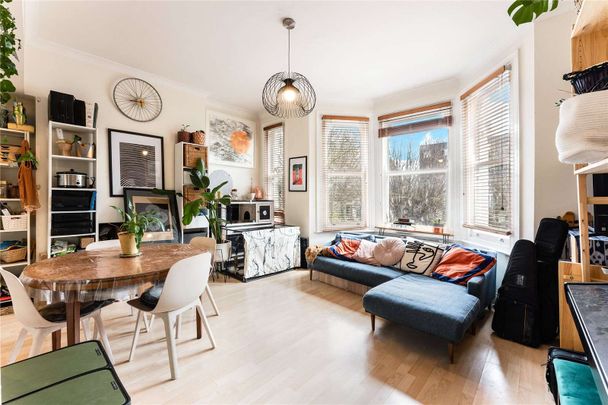 Superbly presented 2 double bedroom apartment to rent in this beautiful period conversion. - Photo 1