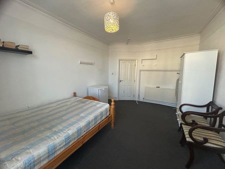 Room in a Shared Flat, High Road, N12 - Photo 2