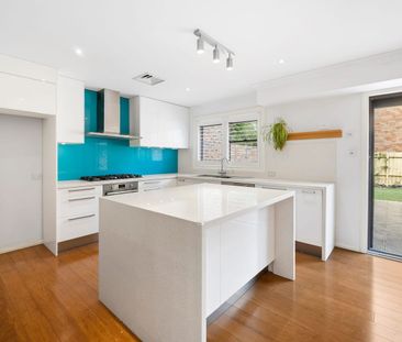 Spacious Three-Bedroom Townhouse with Double Garage in Marsfield - Photo 5