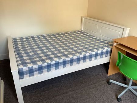 3 Bedroom Semi Detached To Rent in Lenton - Photo 4