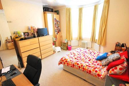 2 Bed - Stratford Grove West, Heaton - Photo 3