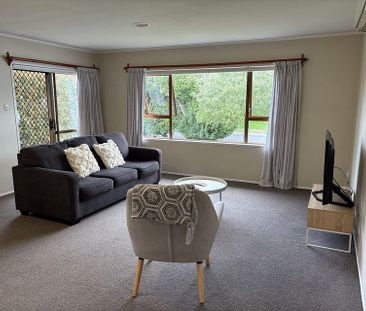 Tidy, handy to train station and motorway. - Photo 4