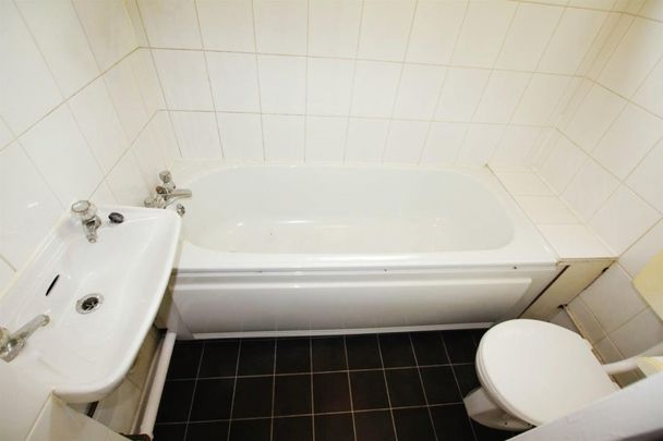 1 Bedroom Flat to Rent in Portland Road, Irthlingborough, Northants, NN9 - Photo 1