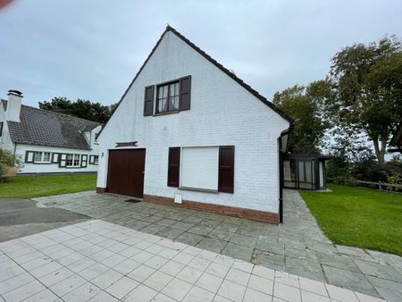 Ruime villa gelegen in het groen in een residentïele wijk. Met een tuin rondom, een garage en een tuinhuis. Om volledig tot rust te komen. - Photo 2