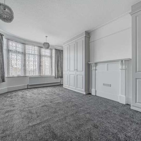 Berkshire Gardens, Palmers Green, N13 - Photo 1