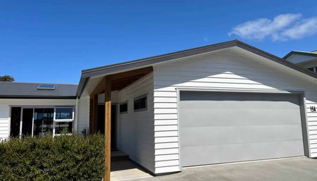 Modern sunny family Home - Photo 2