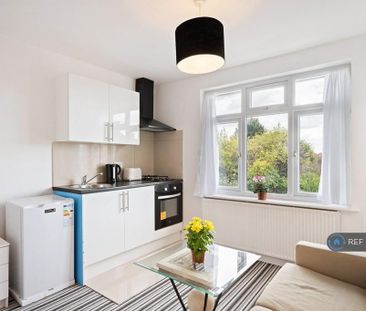 Studio to rent - Photo 2
