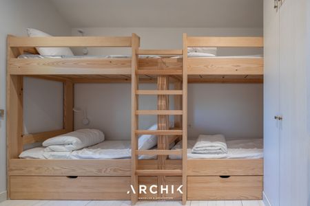 Architecture contemporaine d'inspiration traditionnelle, cette maison d'architecte de 140 m2 s'intègre naturellement dans le quartier préservé du Moulleau, à proximité des commerces et des plages, sur un terrain boisé de 800 m2. - Photo 5