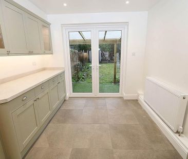 4 bedroom semi-detached house to rent - Photo 4