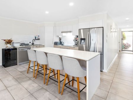 Well Maintained Townhouse is Fantastic Location&excl; - Photo 2