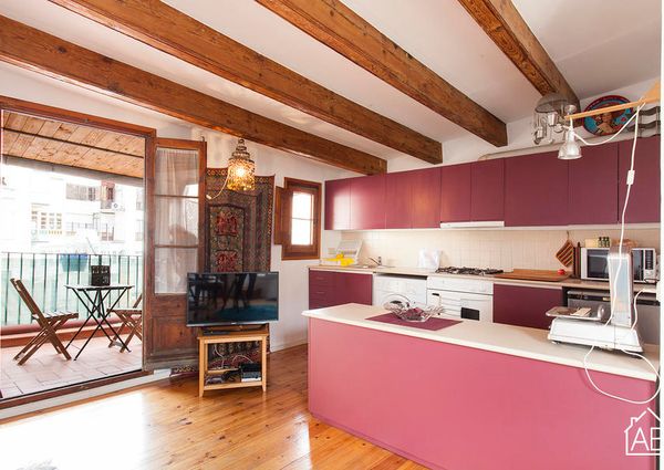 Lovely studio apartment with a terrace close to Las Ramblas