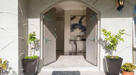 Ultimate East Auckland family home! - Photo 3