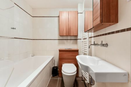 St Stephens Gardens, Putney, London - Photo 4