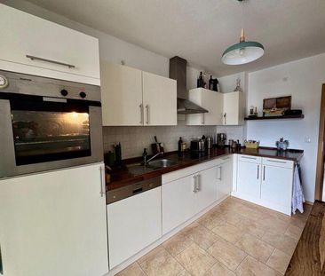 Frei ab 1.5.26 - inkl. EBK !!! 2. OG - Bad mit Fenster ! - Photo 1