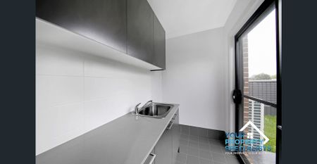 Modern 4 Bedroom Home close to all amenities - Photo 3