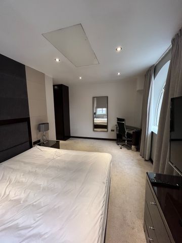 2 Bed Flat, Headrow Residence, LS1 - Photo 2