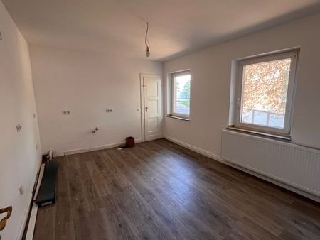 Komplett renovierte, wunderschöne 2,5-Zimmer-Altbauwohnung mit 2 Balkonen und Garten in Citynähe - Photo 3