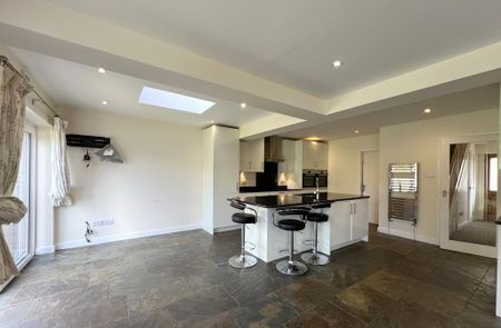4 bedroom semi-detached house to rent - Photo 5