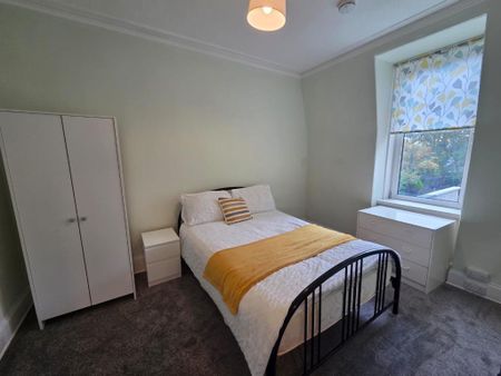 3 bedroom flat to rent - Photo 4