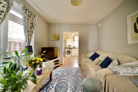 2 Bed Flat, Newport Road, E10 - Photo 2