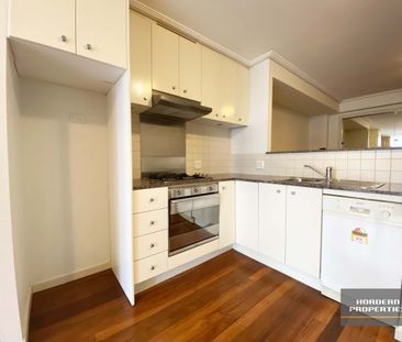 Luxurious North-Facing Studio Living at Hordern Towers - Photo 4