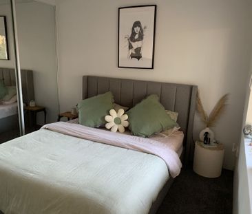 Renovated two bedroom air conditioned unit In central location - Photo 2