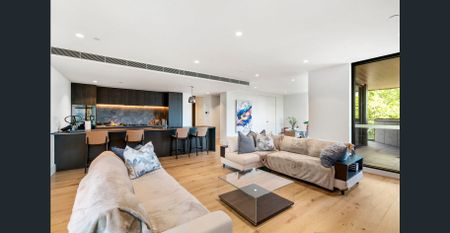 Private Luxury Living with Panoramic City, Bay & Lake Views - Photo 3