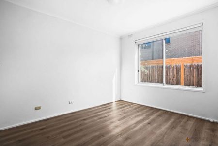 SPACIOUS | FRESHLY PAINTED | GREAT LOCATION - Photo 3
