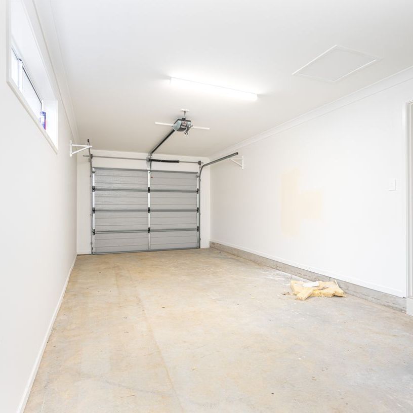 Bright 3 Bedroom Duplex ! - Photo 1