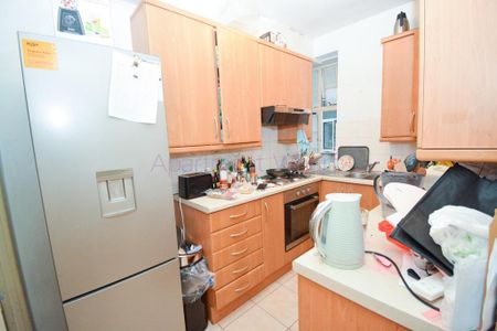 1 bedroom in a flat share to rent - Photo 3