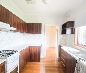 “Comfort, Convenience & Charm at 5 Catalina Ave! 🏡” - Photo 2