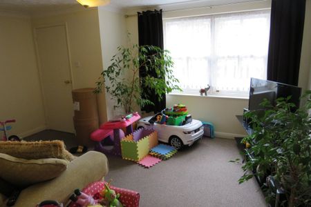 High Street, SPALDING - Photo 2