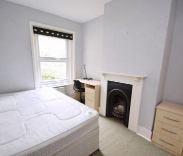 4 bedroom semi-detached house to rent - Photo 4