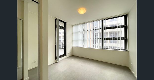 Stylish One Bedroom with Study, Parking & Storage - Bullecourt - Photo 1