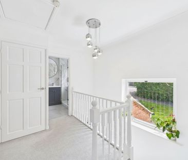 5 bedroom House in Roundway, Camberley - Photo 2