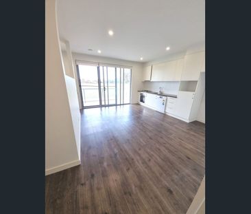 Parkside Living in a Prime Bentleigh East Location 🌿 - Photo 3