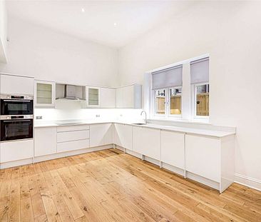 This unique house is located in the heart of Knightsbridge and offers two bedrooms and two bathrooms alongside a modern and spacious eat-in kitchen and separate reception. - Photo 1