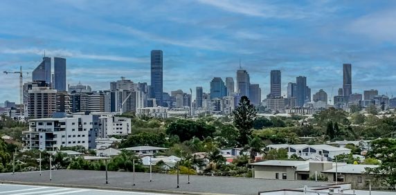 Well-Presented Two-Bedroom Apartment with City Views - Photo 2