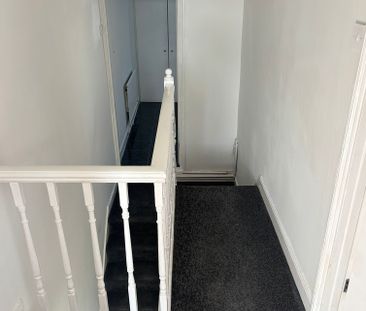 £1,250 PCM, Newly Refurbished Two Bedroom House with Enclosed Garde... - Photo 2