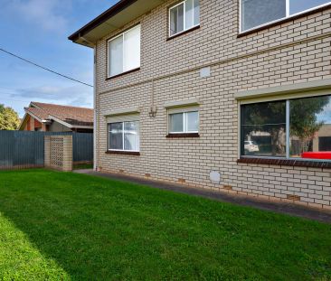 Spacious Three Bedroom Between the City and Sea - Photo 2