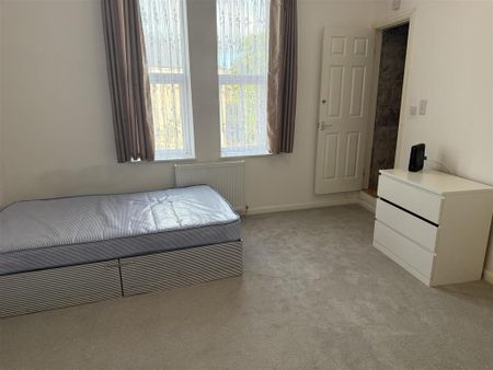 3 bedroom flat to rent - Photo 4
