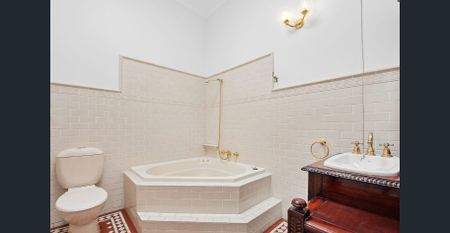 Charming family home in premium pocket of Bexley - Photo 5