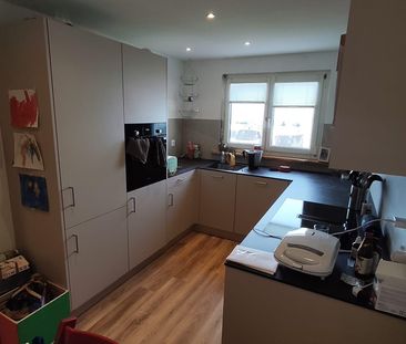 Moderne 3.5-Zimmer-Wohnung mit hochwertiger Küche und schöner Aussicht - Photo 6