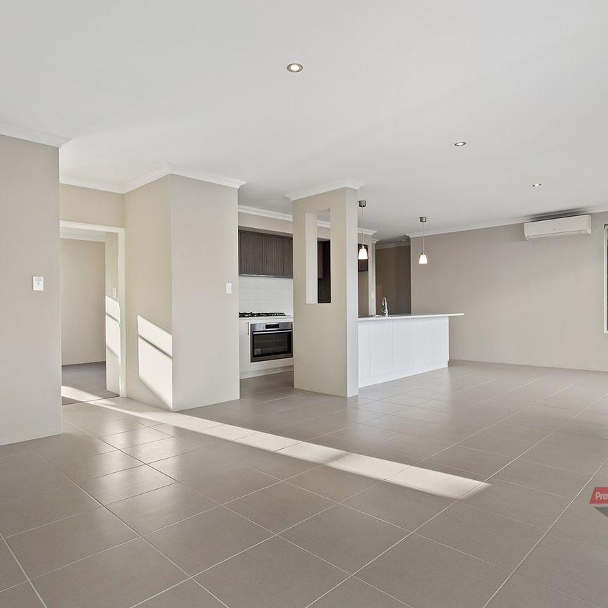 HIDDEN GEM-SPACIOUS REAR VILLA, A STONES THROW FROM THE BEAUTIFUL SWAN RIVER!! - Photo 1
