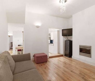 Modern Two-Bedroom Flat with Private Garden on Macfarlane Road - Photo 3