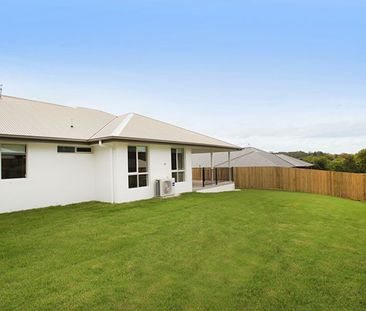 MODERN SPACIOUS DUPLEX IN ROSEMOUNT RISE - Photo 2