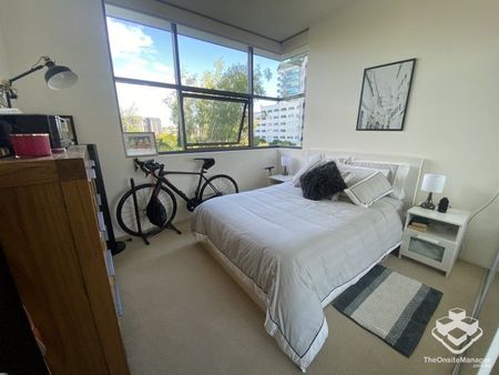 Spacious 2 bedroom apartment on the river - Photo 4